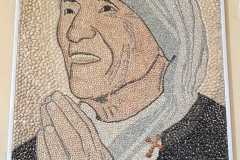 Quadro di Madre Teresa. A lei è intitolato l'aeroporto di Tirana.